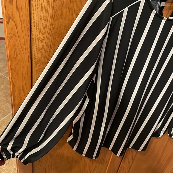 Womens blouse - Picture 2 of 3